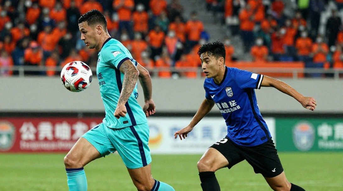 VAR ở V.League: Bốn phút nhìn màn hình, và khoảng trống không camera nào quay được