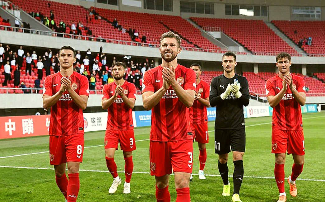 Trabzonspor cảnh báo quảng cáo trái phép quanh Salah: Thương quyền chạy trước bóng lăn